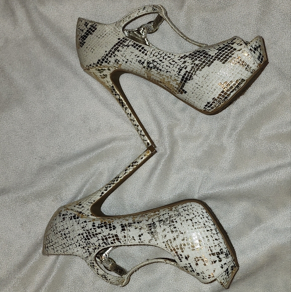 Women's high heels shoes/ STEVE MADDEN/ Color White with Gold / size 6 - Picture 3 of 7